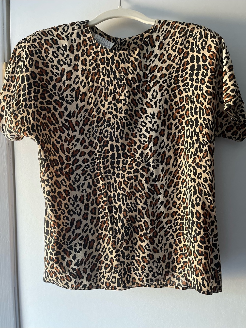 VINTAGE LINDA HUTTON 100% SILK LEOPARD PRINT S/S BUTTON BACK BLOUSE - SMALL